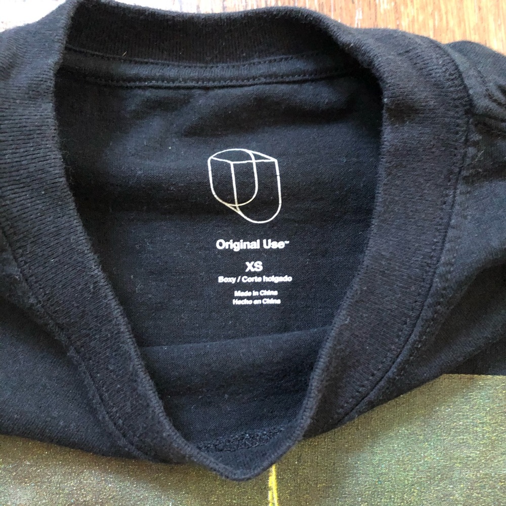 Black tee shirt with floral appliqué print - Picture 4 of 4